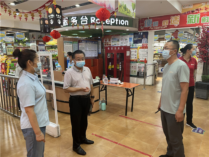 7月15日，酒泉市玉門市疫情防控督查組在隴商聯(lián)華超市監(jiān)督檢查疫情防控措施落實(shí)情況。 .jpg