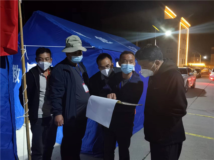 7月19日，甘南州瑪曲縣紀(jì)委監(jiān)委督查組在德吉小區(qū)卡點(diǎn)督導(dǎo)疫情防控工作。仲海濤 攝.jpg