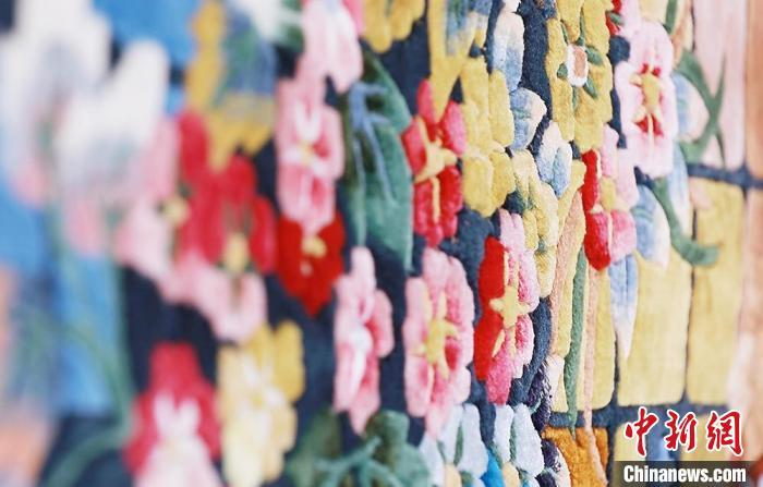 圖為手工地毯成品?！《姑?攝