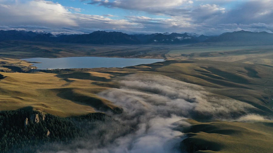 甘肅山丹馬場(chǎng)：峽谷云霧似仙境。 王超攝