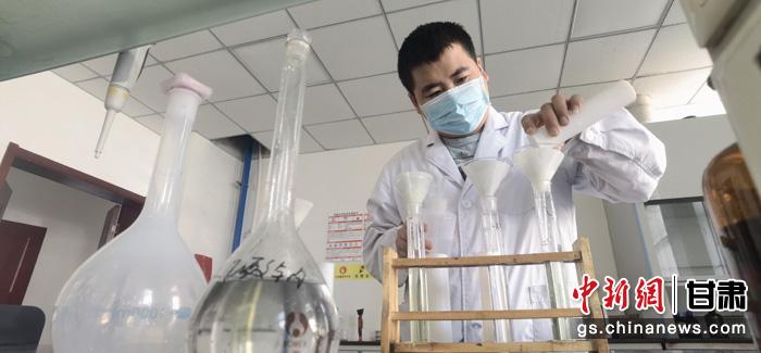 圖為甘肅科技集團(tuán)化工研究院有限責(zé)任公司工作人員正在做實(shí)驗(yàn)。魏建軍 攝