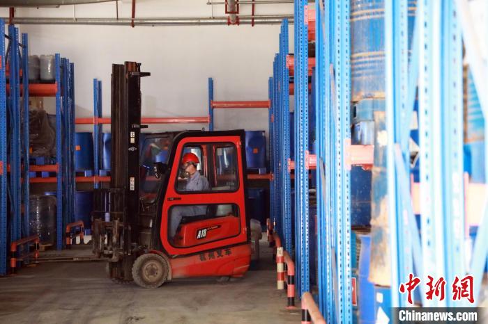 圖為甘肅省危險(xiǎn)廢物處置中心危險(xiǎn)廢物儲(chǔ)存庫(kù)?！∥航ㄜ?攝