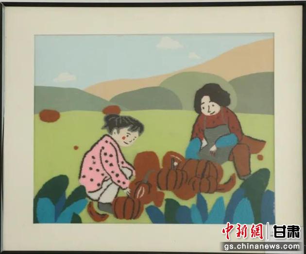 嘉峪關(guān)市新城鎮(zhèn)新城村農(nóng)業(yè)產(chǎn)業(yè)園區(qū)內(nèi)，母女兩人在摘南瓜。刺繡 馬艾米乃 繡稿 敬紅霞