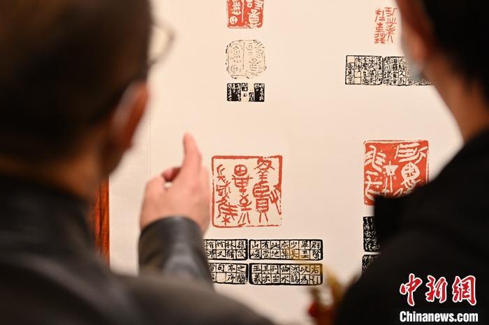 圖為甘肅蘭州，參展作品吸引參觀者。 中新社記者 李亞龍 攝