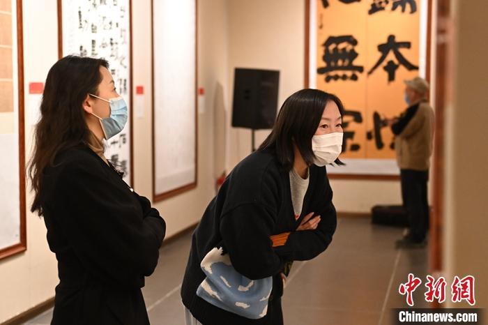 圖為甘肅蘭州，參展書法作品吸引參觀者。 中新社記者 李亞龍 攝