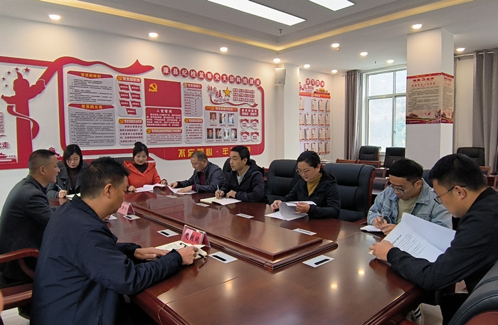 10月19日，康縣紀委監(jiān)委組織部分班子成員，辦公室、信訪室、案管室、審理室、紀檢監(jiān)察室等相關工作人員開展黨的二十大報告專題討論。.jpg