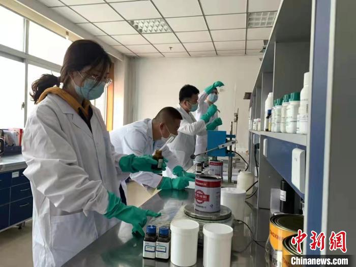 圖為肖菲(前一)帶領(lǐng)團(tuán)隊(duì)研發(fā)水性涂料。(資料圖) 受訪者供圖