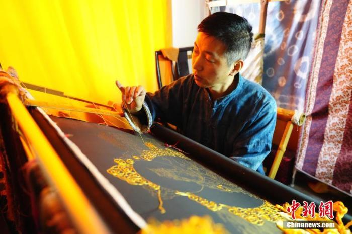系統(tǒng)性挖掘整理古代敦煌刺繡，是甘肅天水市級(jí)非遺代表性項(xiàng)目武山刺繡代表性傳承人劉云帆這兩年最緊要的工作之一。圖為劉云帆在創(chuàng)作富含敦煌刺繡元素的作品。 中新社發(fā) 謝秉錫 攝 