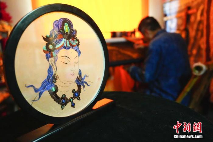 圖為劉云帆所創(chuàng)作的敦煌元素刺繡作品。 中新社發(fā) 謝秉錫 攝