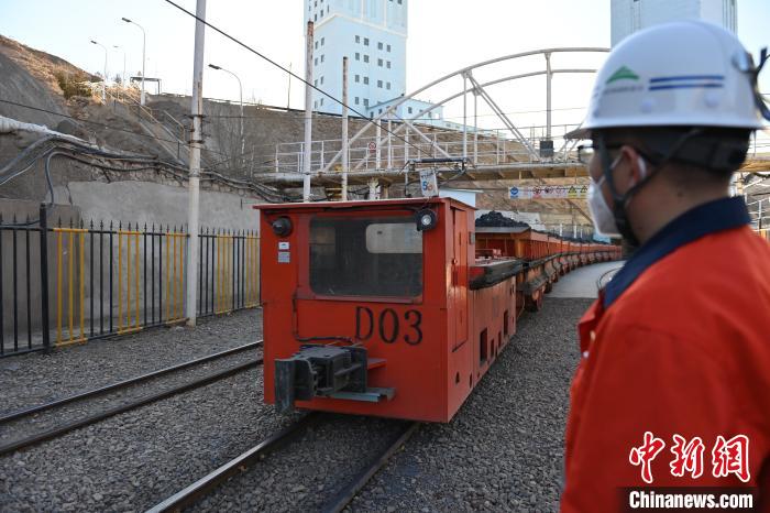 圖為工作人員正在觀察車輛運行情況?！±顏嘄?攝