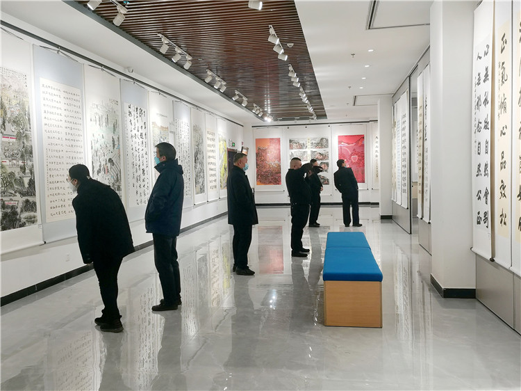 臨澤縣黨員干部參觀“學(xué)習貫徹二十大 翰墨丹青頌清廉”書畫作品展.jpg
