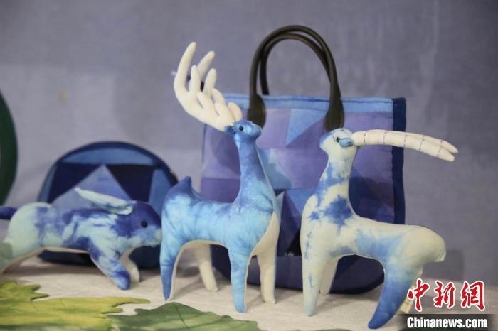 圖為許靜的非遺文創(chuàng)作品。(資料圖) 甘肅省非遺保護(hù)中心供圖