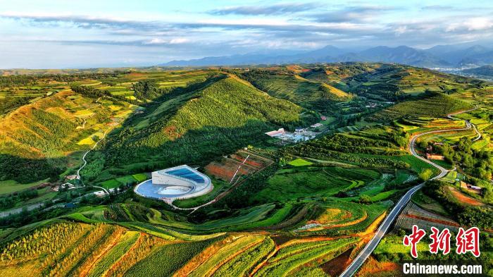 航拍視角下的樺林古動(dòng)物化石埋藏原址館。該館位于臨夏州和政縣。(資料圖) 和政宣傳部供圖