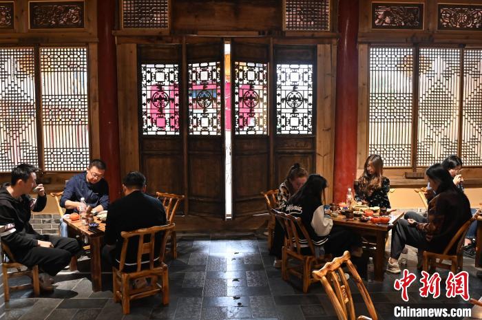 圖為甘肅天水市秦州區(qū)平南鎮(zhèn)蘇灣村民俗莊園內(nèi)的“圍爐煮茶”網(wǎng)紅打卡點。(資料圖) 李亞龍 攝