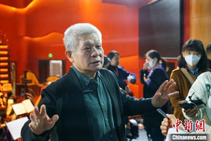 該劇導演蔣力向媒體介紹相關情況?！《∷?攝