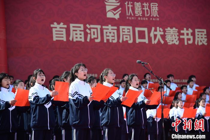 圖為學(xué)生們?cè)陂_幕式上誦讀經(jīng)典。　梁照曾 攝