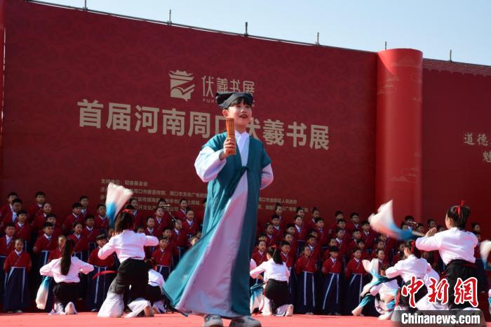 圖為學(xué)生們?cè)陂_幕式上誦讀經(jīng)典。　梁照曾 攝