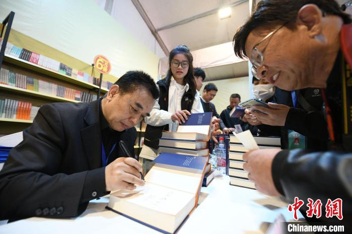 圖為作家王躍文現(xiàn)場(chǎng)簽名售書?！×赫赵?攝