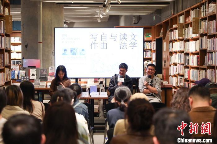 《至少還有文學》推出：在今天，我們?yōu)槭裁催€需要文學？