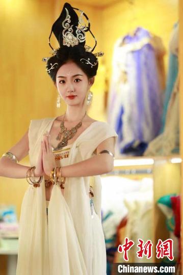 圖為身著“飛天裝”的敦煌大漠“逐舞者”奧楠。(資料圖) 敦煌市委宣傳部供圖