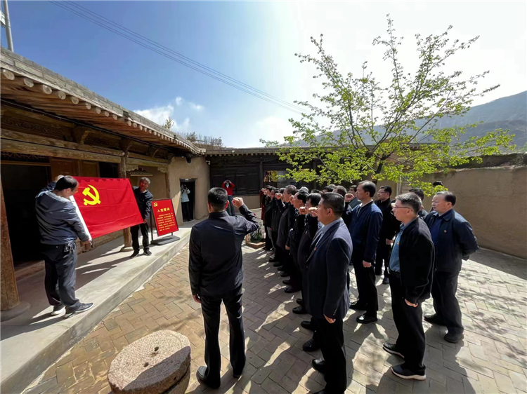 圖為臨夏州紀(jì)委監(jiān)委組織黨員干部在東鄉(xiāng)縣布塄溝黨史教育基地開展革命教育活動(dòng)，賡續(xù)紅色血脈、汲取奮進(jìn)力量、激發(fā)干事熱情。.png