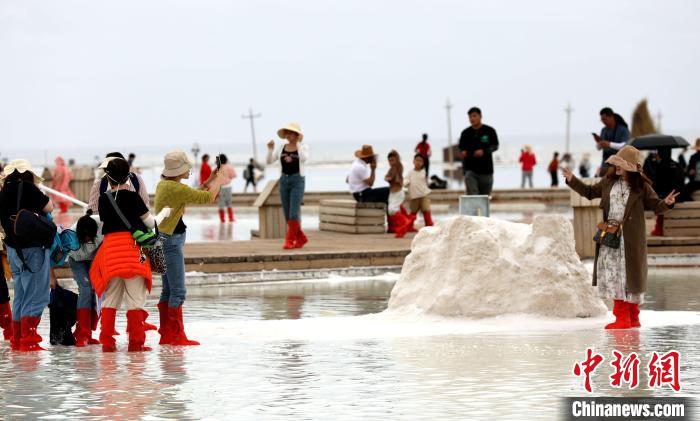 圖為游客在茶卡鹽湖拍照?！⊙Φ?攝