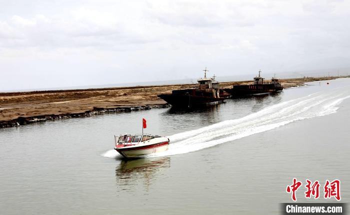 圖為茶卡鹽湖?！⊙Φ?攝