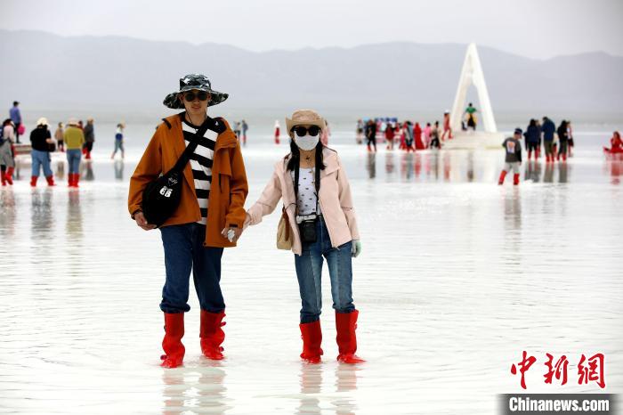 圖為游客在茶卡鹽湖之中?！⊙Φ?攝