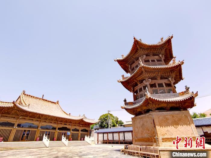 圖為阿河灘清真寺局部?！?zhí)砀?攝