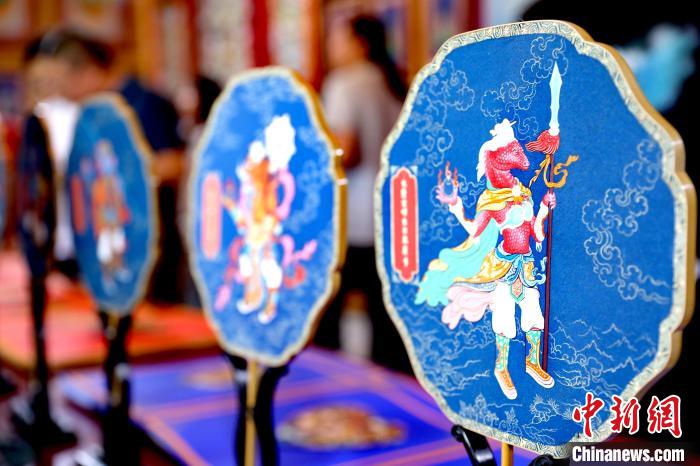 圖為唐卡延伸產(chǎn)品?！⊙Φ?攝