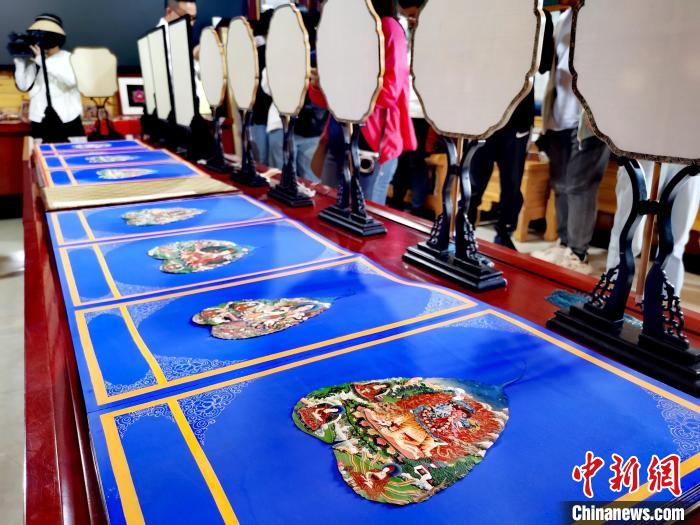 圖為唐卡延伸產(chǎn)品。　張?zhí)砀?攝