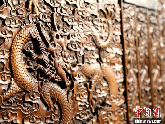 圖為青海永錄民俗博物館內(nèi)珍藏的中式家具細(xì)節(jié)展示?！⊙Φ?攝