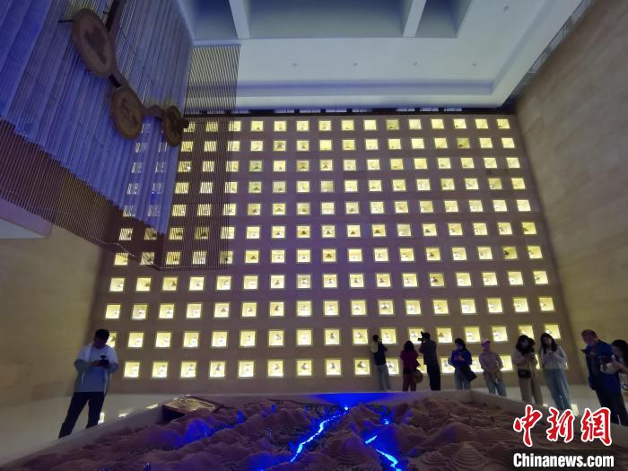 圖為河湟文化博物館序廳的左右彩陶墻放置的374件彩陶?！?zhí)砀?攝