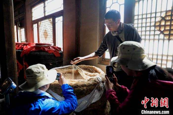 圖為青稞酒文化展示?！⊙Φ?攝