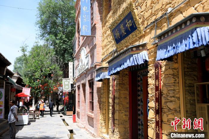 圖為平安驛·河湟民俗文化體驗地的門店?！⊙Φ?攝