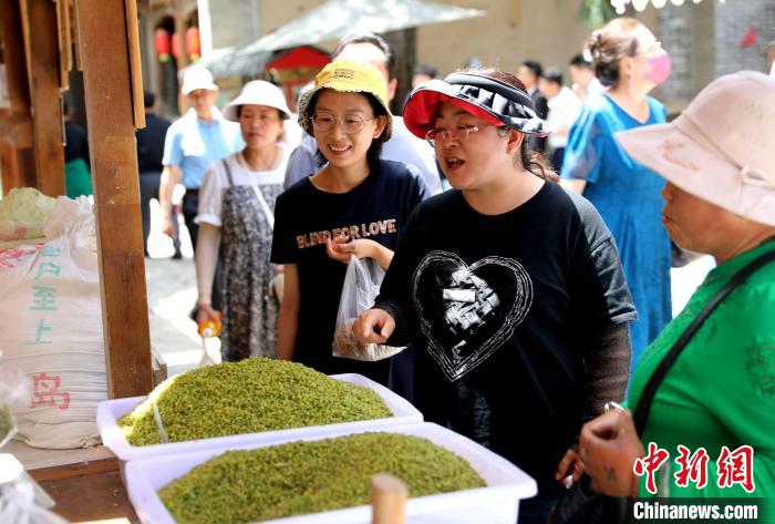 圖為民眾購買青海特色小吃?！⊙Φ?攝