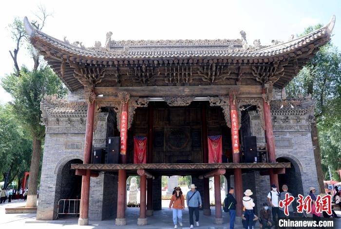 圖為平安驛·河湟民俗文化體驗地的戲樓?！⊙Φ?攝