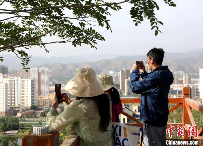 圖為媒體記者登頂朝陽山?！⊙Φ?攝