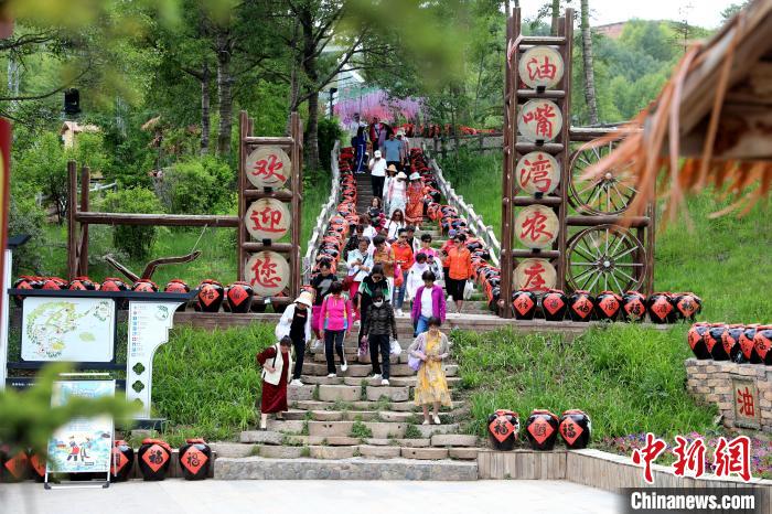 圖為油嘴灣生態(tài)文化景區(qū)的游客。　薛蒂 攝