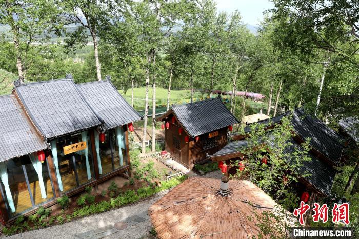 圖為景區(qū)內(nèi)依山而建的民宿。　薛蒂 攝