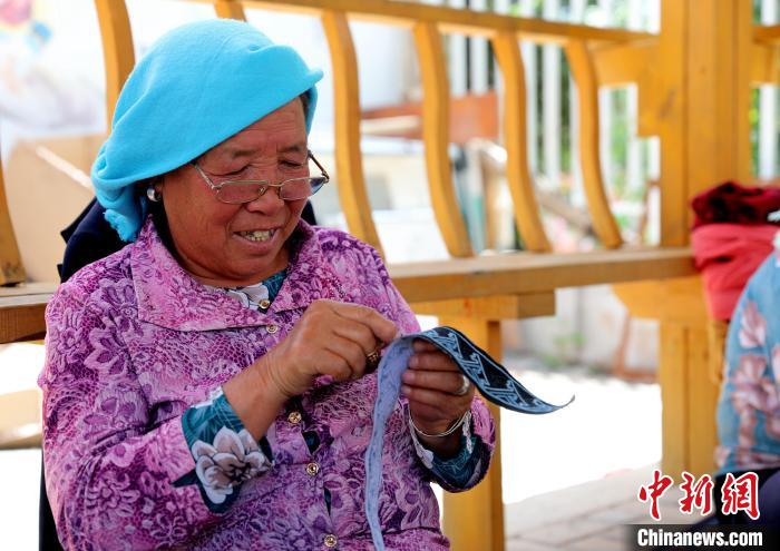 圖為繡娘在土族盤繡園內制作盤繡。　薛蒂 攝