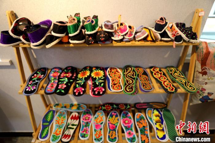 圖為盤繡作品?！⊙Φ?攝