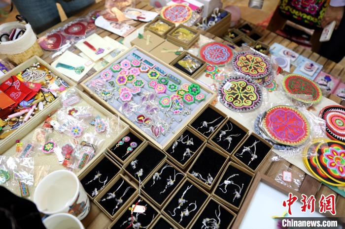 圖為盤繡作品?！⊙Φ?攝