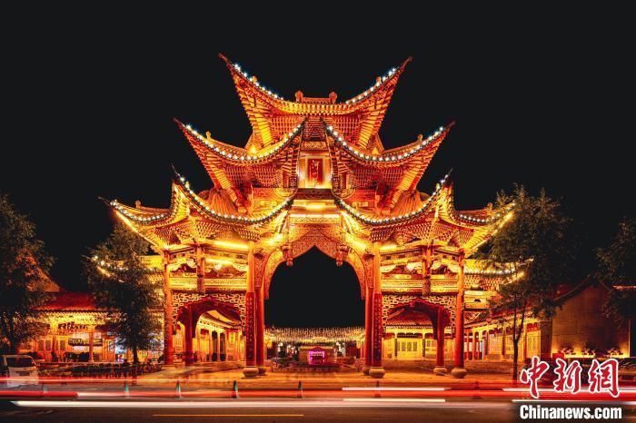 夜幕下的臨夏縣河州苑。夏雨 攝