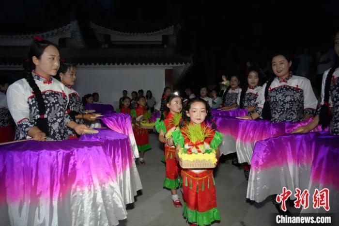 甘肅省西和縣姜席鎮(zhèn)晚霞湖畔，當(dāng)?shù)孛耖g舉行盛大的乞巧儀式。魏朵朵 攝