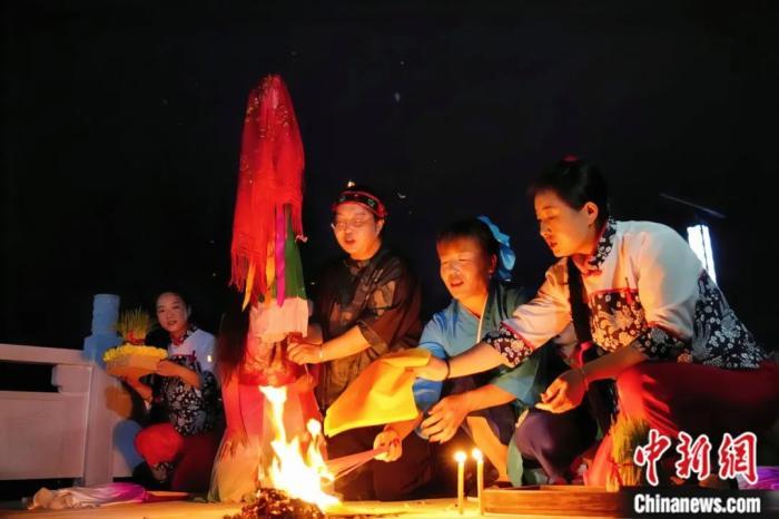持續(xù)七天八夜的乞巧節(jié)正在西漢水上游的甘肅省西和縣進行。西和縣姜席鎮(zhèn)晚霞湖畔，民眾“巧頭”點蠟、炷香、焚裱紙、跪拜，準備將“巧娘娘”請進院。魏朵朵 攝