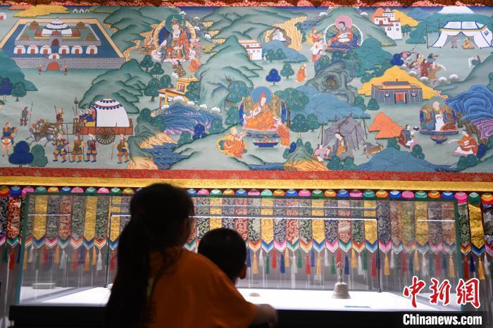 8月20日，兩名小觀眾參觀大型歷史題材卷軸唐卡“涼州會(huì)盟”?！〈魑牟?攝
