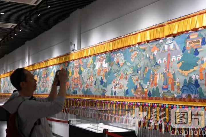 圖為觀眾觀看唐卡《涼州會(huì)盟》。 中新社記者 戴文昌 攝