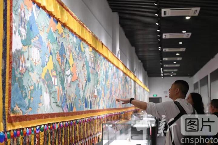 圖為觀眾參觀唐卡《涼州會(huì)盟》。 中新社記者 戴文昌 攝