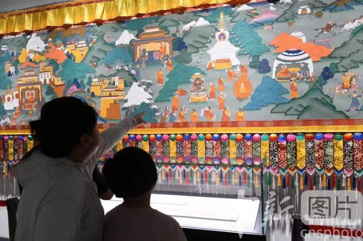圖為觀眾觀看唐卡《涼州會(huì)盟》。 中新社記者 戴文昌 攝